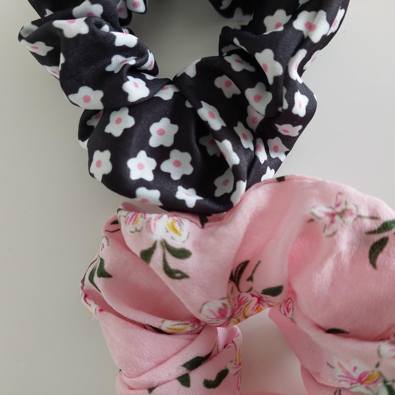 Accessori per capelli: 2 Scrunchies – Usato da Neftenbach venduto da Joyvdberg 1