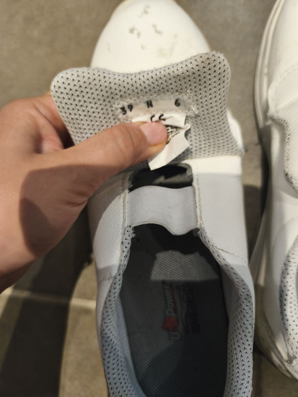 Scarpe da uomo: Chaussures de sécurité blanches taille 39 usure visible – Usato da Orbe venduto da don_ym8h 2