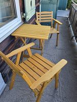 Gartenstühle und Tisch 
