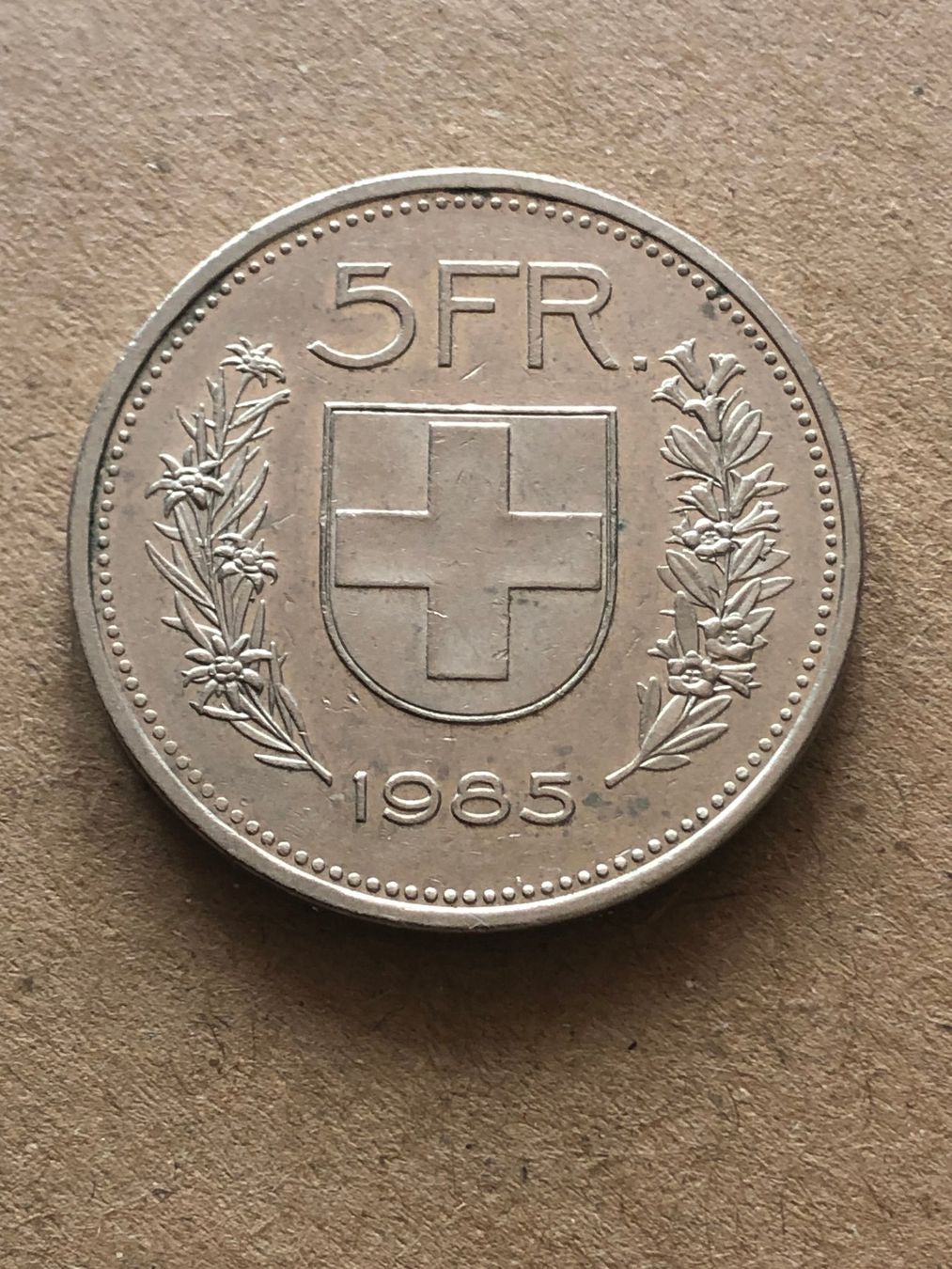 Tutti le monete: 5 Fr. 1985 mit vertiefter Randschrift – Usato da Schötz venduto da Odpa