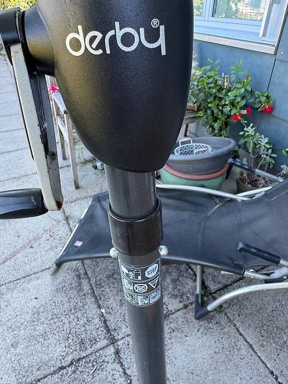 Sonnenschirme: Kurbel Sonnemschirm, beige, 2m Durchmesser – Gebraucht aus Zürich von Csonne 2