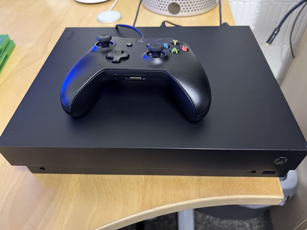 Xbox One X mit 3 Spielen | Kaufen auf Ricardo