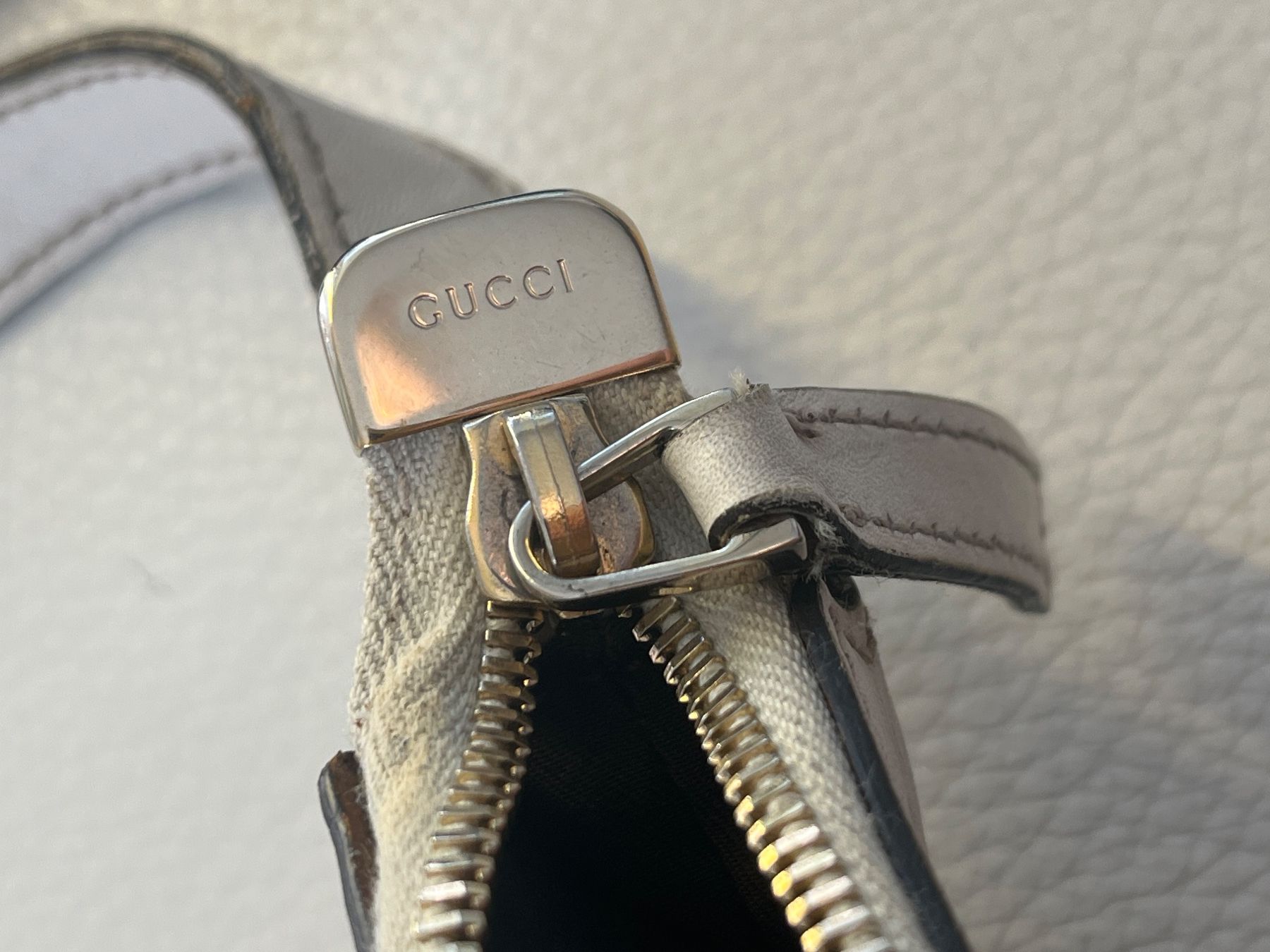 Gucci Sacs femmes: Gucci Abbey-D Ring Crossbody Bag – D'occasion à Sugiez par Vuitton_for_life 9