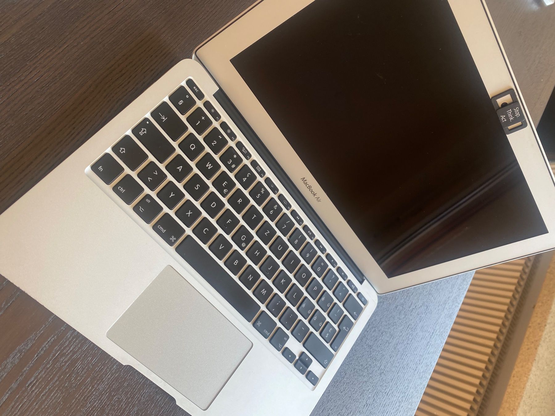 2014 MacBook Air 13インチ　121GB-3 MacBook Air 13.3″ early 2014 / 8GB / 256GB SSD / Windows 11