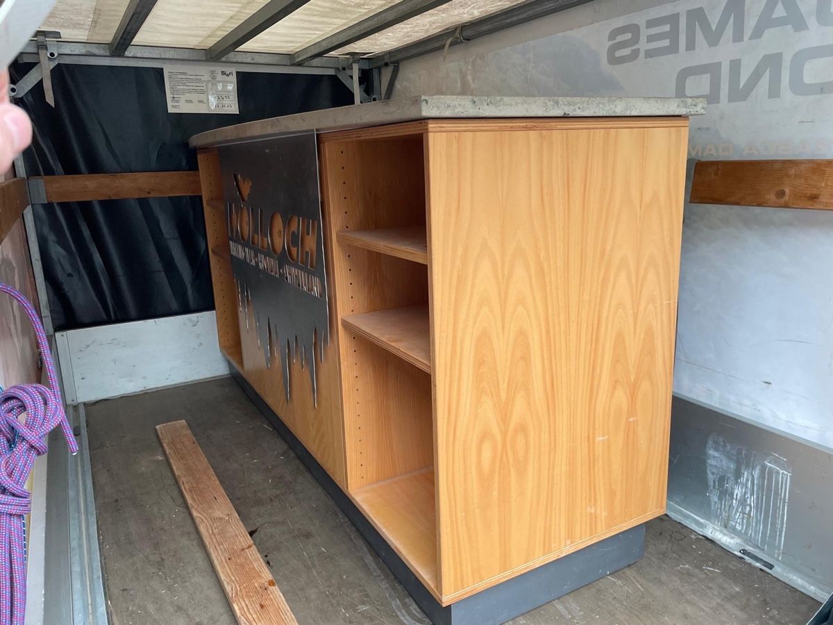 Allestimento di negozi e stand fieristici: Holztheke mit Marmorplatte, gebraucht – Usato da Weggis venduto da Me_Mi 2