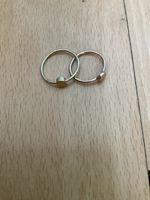 Zwei Ringe schlichtes Design rundes Plättchen silberfarben