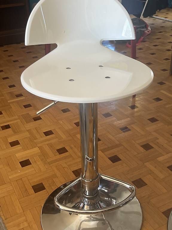 Set de table et chaises: Table haute avec deux chaises à vérin  – D'occasion à Genolier par lor_x8s5 1