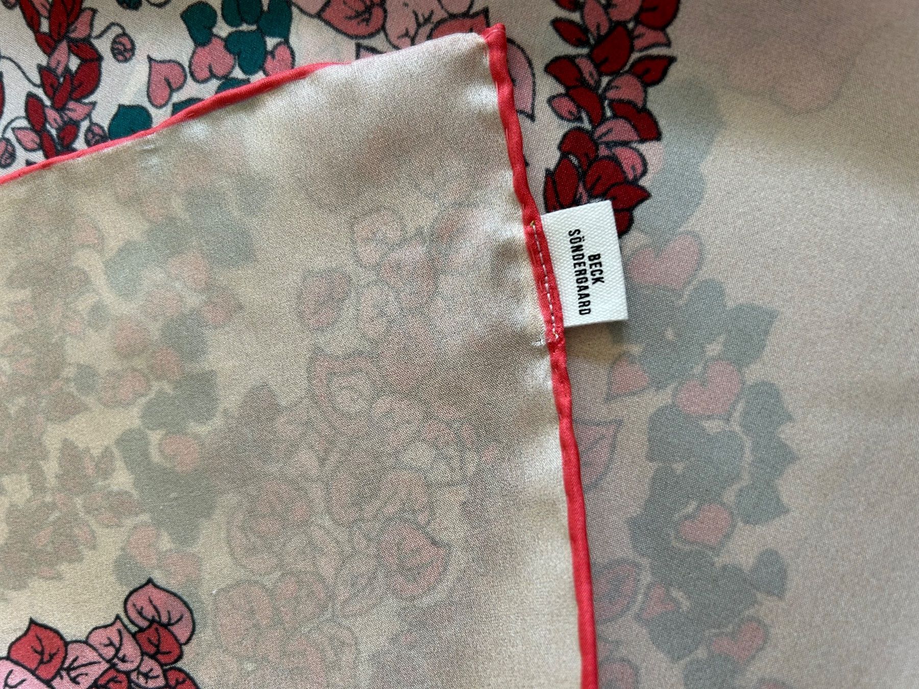 Becksöndergaard Foulard & Sciarpe: NEU: Seidenschal mit Rosenmuster von Beck Söndergaard – Nuovo (secondo la descrizione) da Lichtensteig venduto da christine099 4