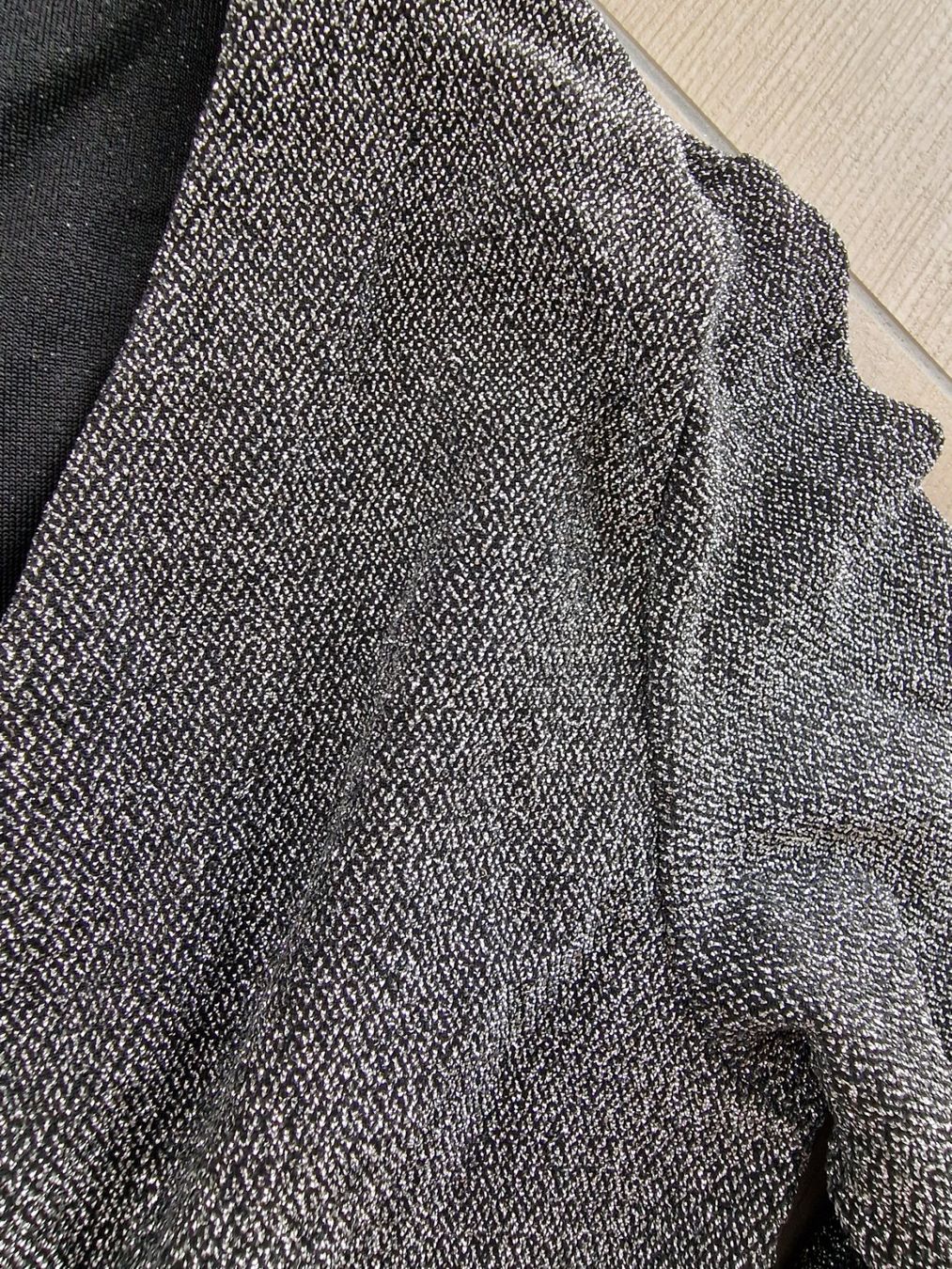 H&M Top: Glitzershirt mit V-Ausschnitt – Nuovo (secondo la descrizione) da Altishausen venduto da ter_58nj 1