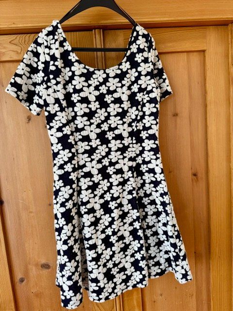 H&M Kleider: Kleid schwarz-weiss mit Blumenmuster - Grösse M – Gebraucht aus Honau von sainj 1