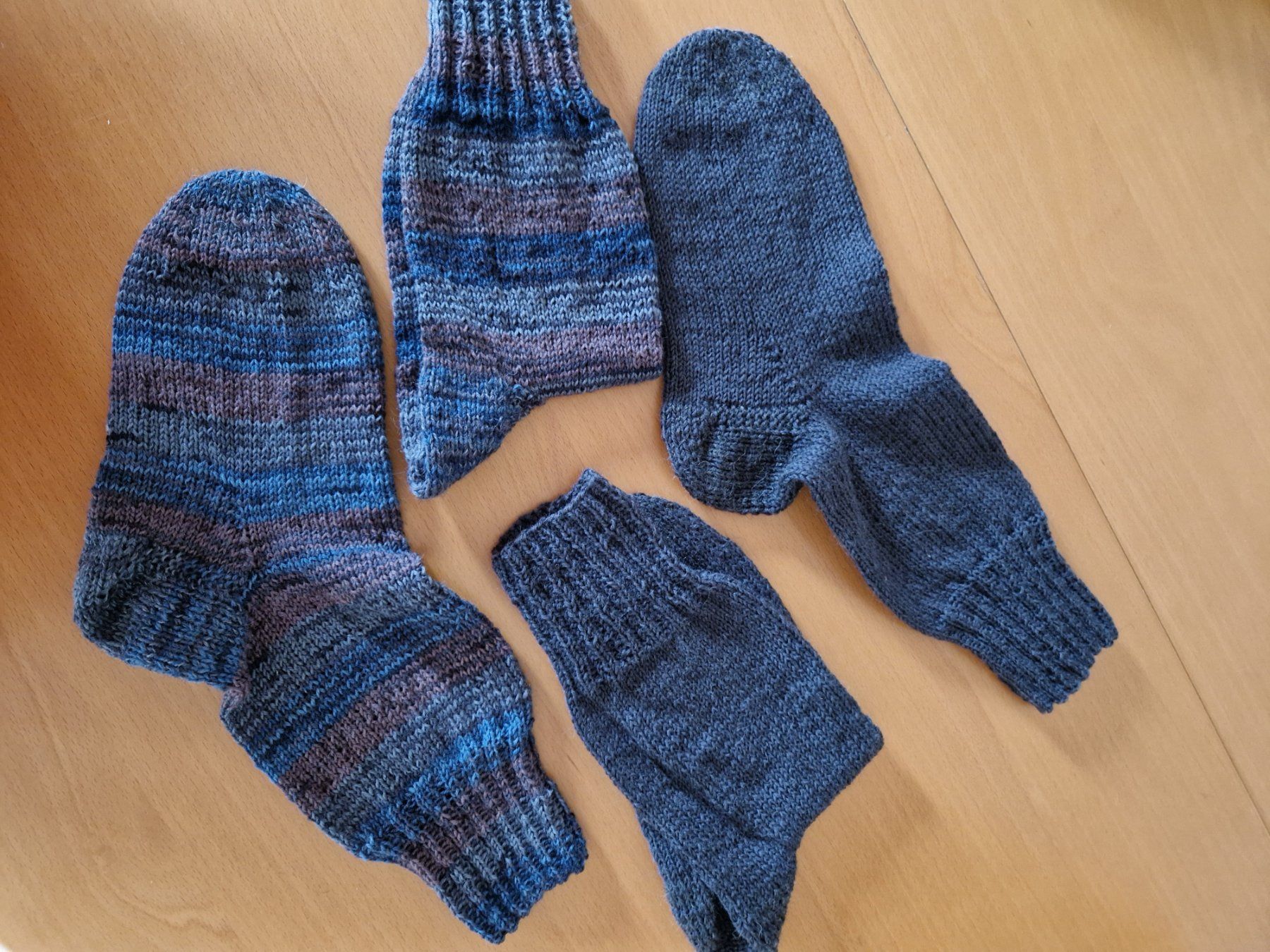 Calze: handgestrickte Socken Gr. 43,   2 Paar – Nuovo (secondo la descrizione) da Ursenbach venduto da gruenblau 1