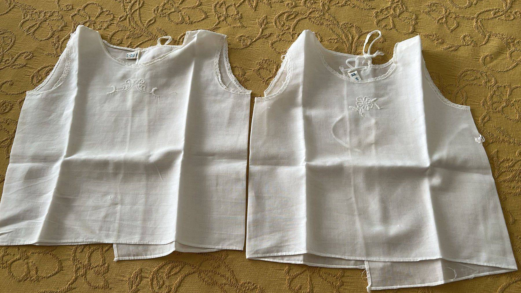 Tops: 2 canottiere in cotone bianco per neonati – Gebraucht aus Melano von H-Sara 1