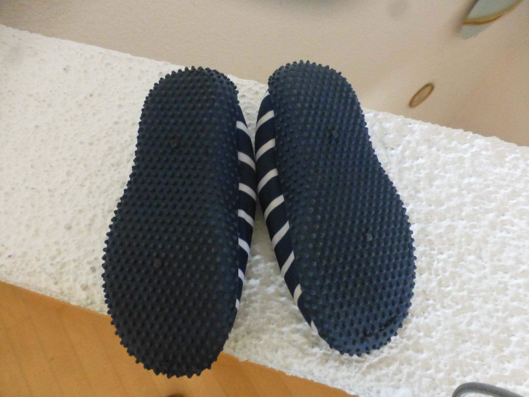 H&M Scarpe per ragazzi: Kinder Strandschuhe mit genoppter Sohle – Usato da Hergiswil NW venduto da annettelia 1