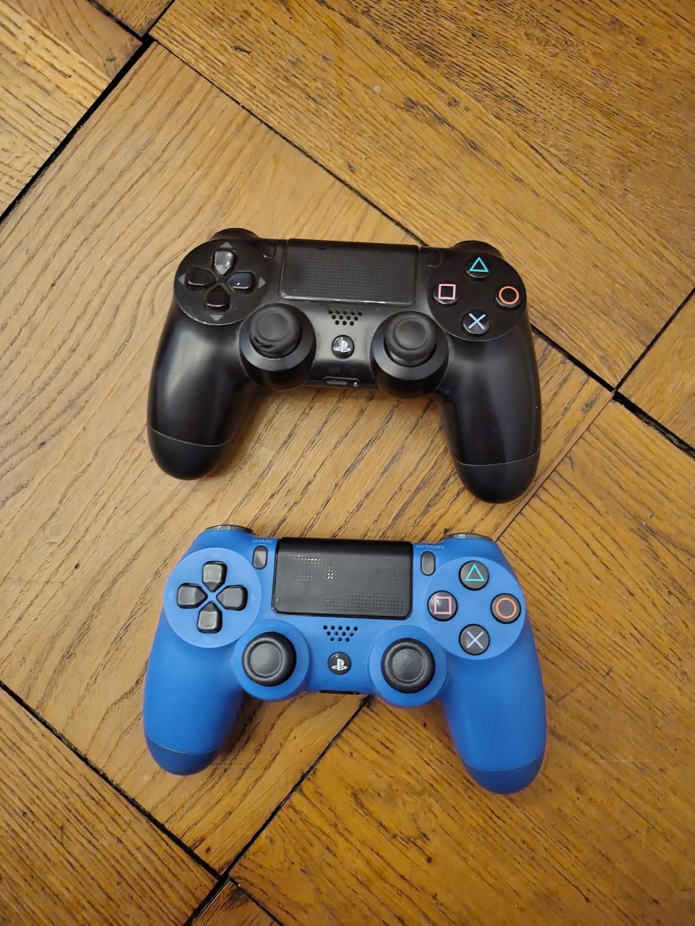 Sony Controller: Zwei Playstation 4 Controller – Gebraucht aus Burgdorf von achill3s