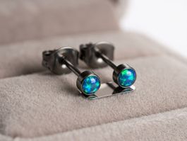 Titanium-Ohrstecker mit Opal / 3 mm