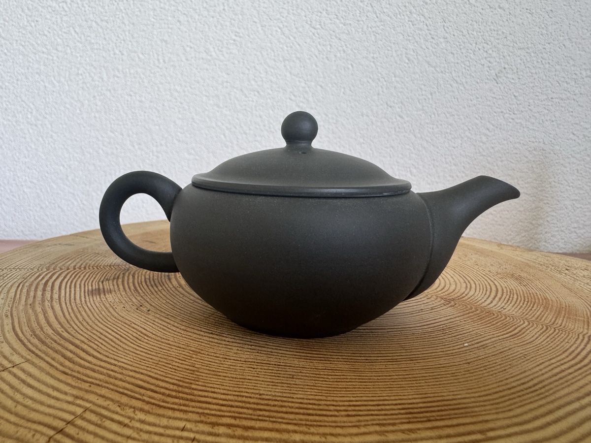 Teiere: Minimalist Dark Clay Takasune Teapot – Nuovo e nell'imballaggio originale da Adliswil venduto da bar_lw2m