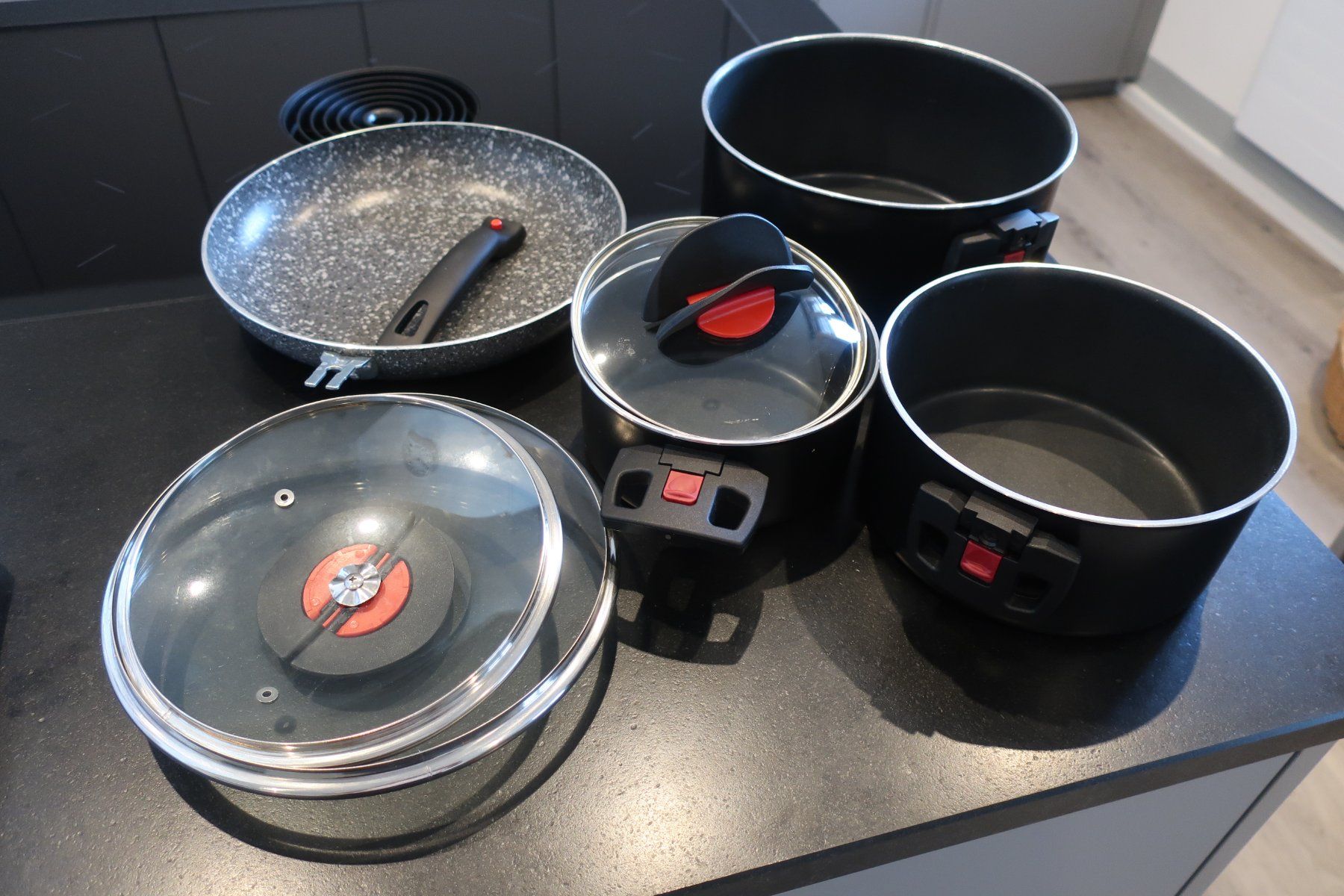 Set di piatti: Geschirr- und Pfannen-Set, Camping – Usato da Birsfelden venduto da Hupi59 3