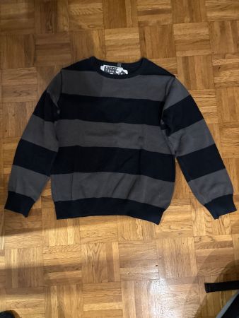 Pull chaud rayé noir/gris, parfait pour l'automne!