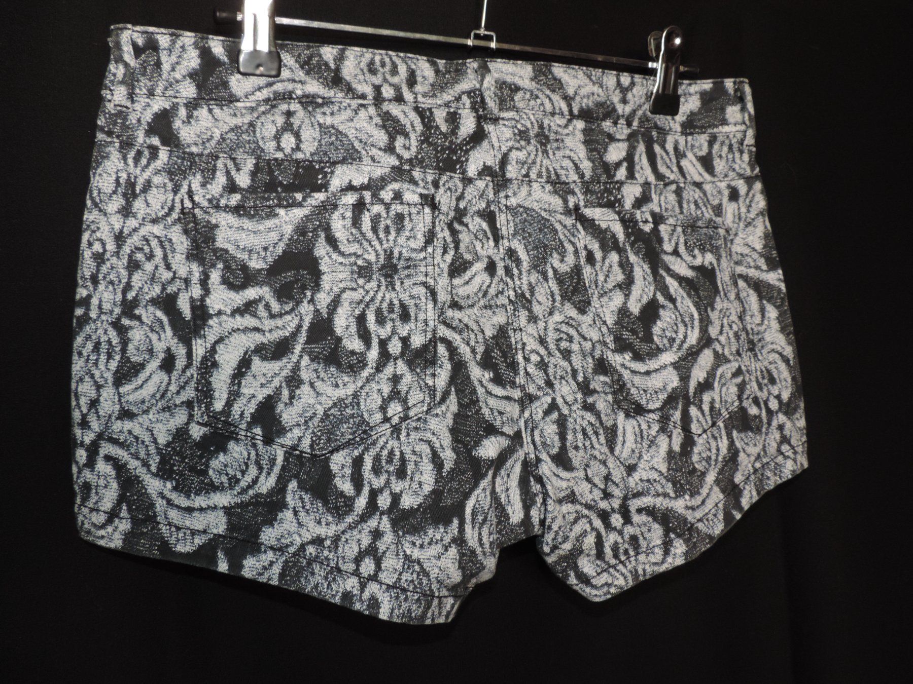 Pantalons: short jeans gris foncé – D'occasion à Genève par Axelle333 4