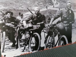 Deutsche Landsner Radfahrer beim Vormarsch in den Osten WW2