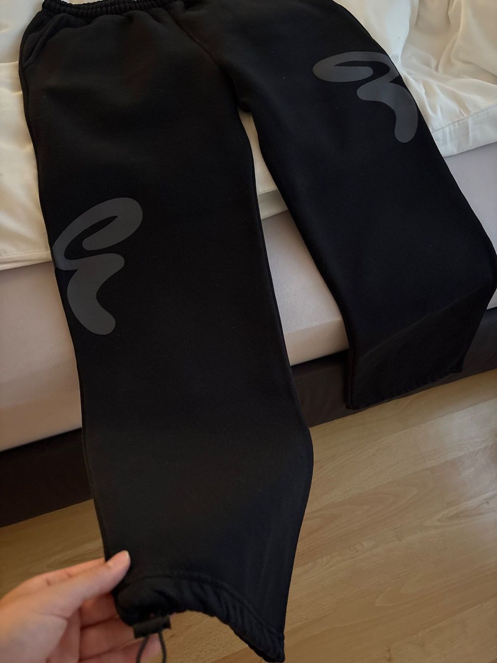 Pantaloni: Schwarze Felicious Trainerhose – Usato da Rheinfelden venduto da deborahbtl 1