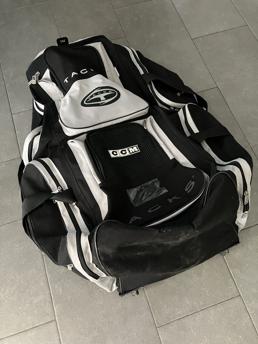 Helme: Eishockey Ausrüstung – Gebraucht aus Unterägeri von cha_05 1