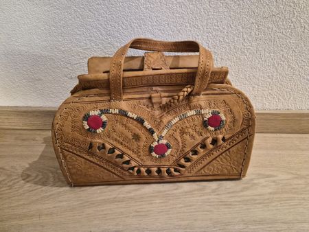 Sac à main en cuir vintage avec ornements 