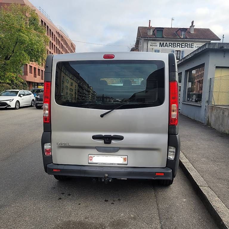 Opel Véhicules utilitaires: Opel vivaro 2.5l – D'occasion à Plan-les-Ouates par dro_g65h 1