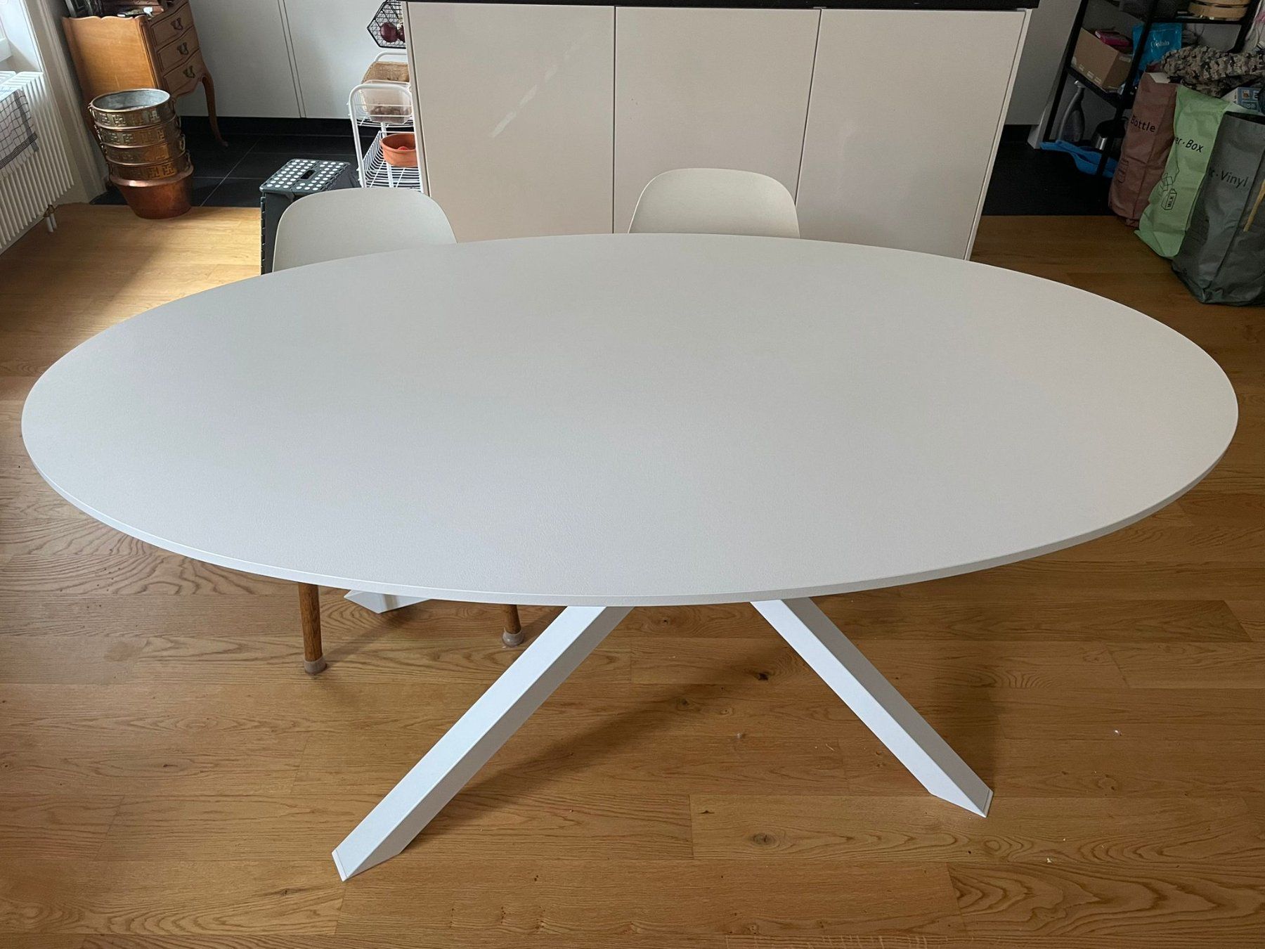 Ikea Set de table et chaises: White oval dinning table with 6 matching chairs. – D'occasion à Luzern par kim_my9c 1