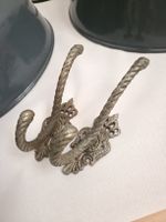 Zwei Wandhaken antik Metall verziert guter Zustand aus Asien