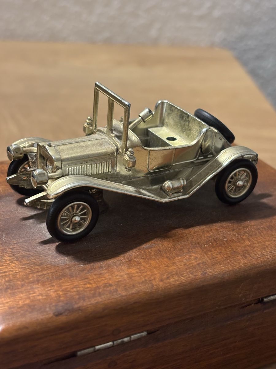 Voitures modèles: Antike Holzbox mit Oldtimer Metallfigur – D'occasion à Orpund par BlackEagel80 5