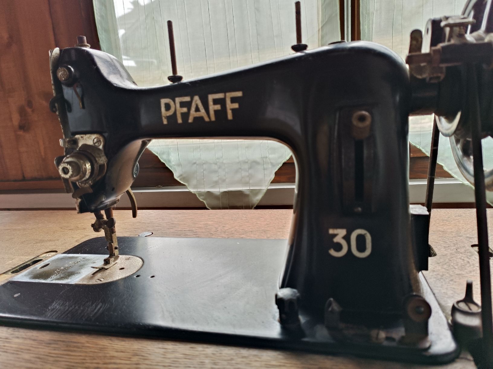 Pfaff Nähmaschinen: Pfaff Nähmaschine, Modell 30, Antik – Gebraucht aus Münchenbuchsee von Ruth0 1
