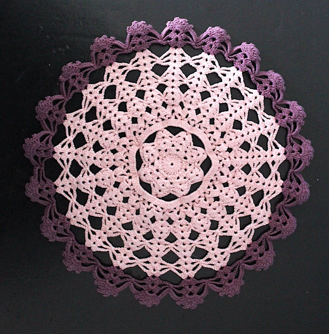 Altra biancheria da tavola: Neuwertige, Rosa & Violet Häckeldeckchen, ca.25cm – Usato da Locarno venduto da fripui 2