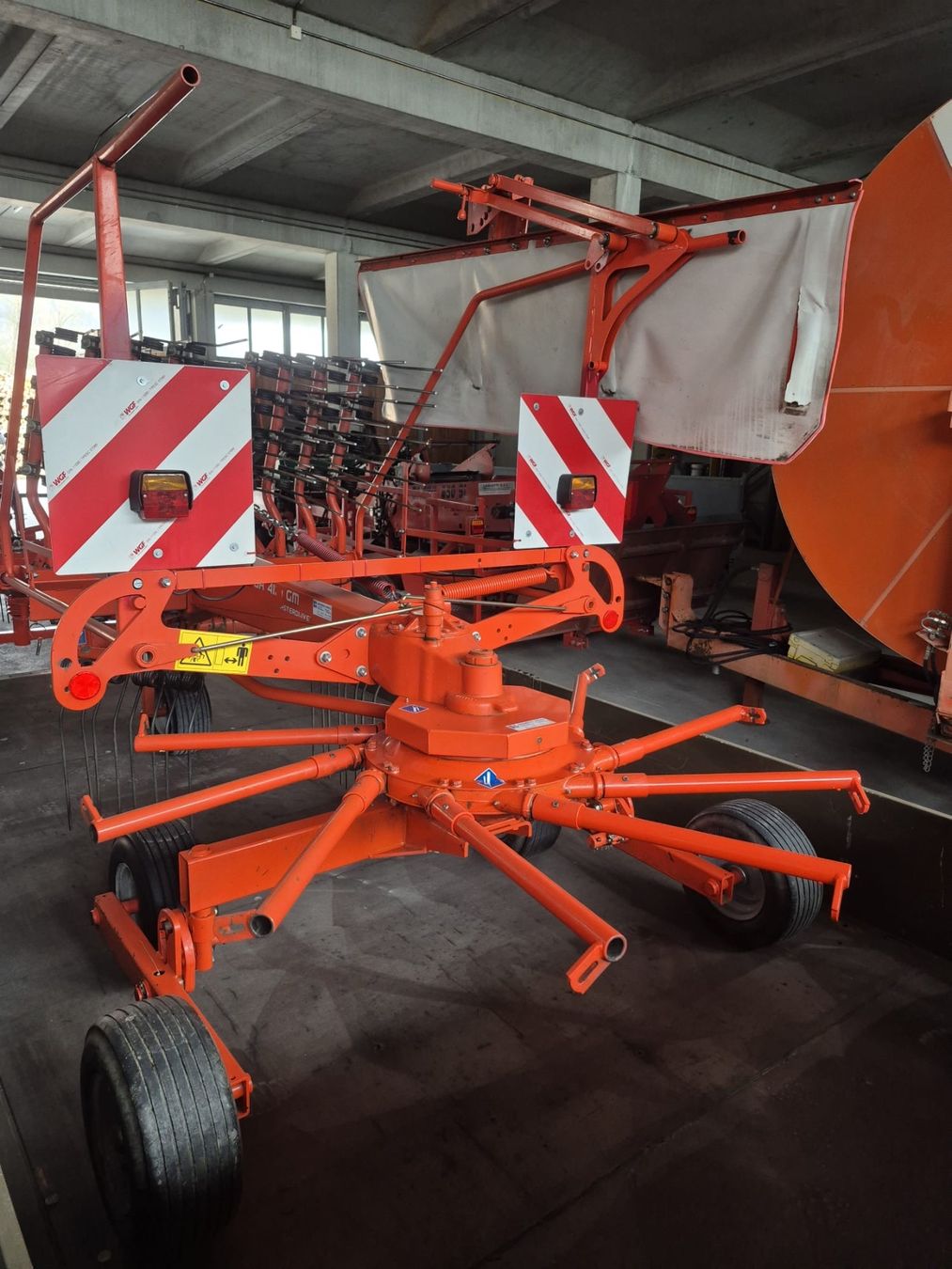 Kuhn Raccolta foraggio grezzo: Kreiselschwader Kuhn – Usato da Cazis venduto da joh_q67d 1