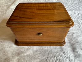 Petite boite rectangle en bois vernis