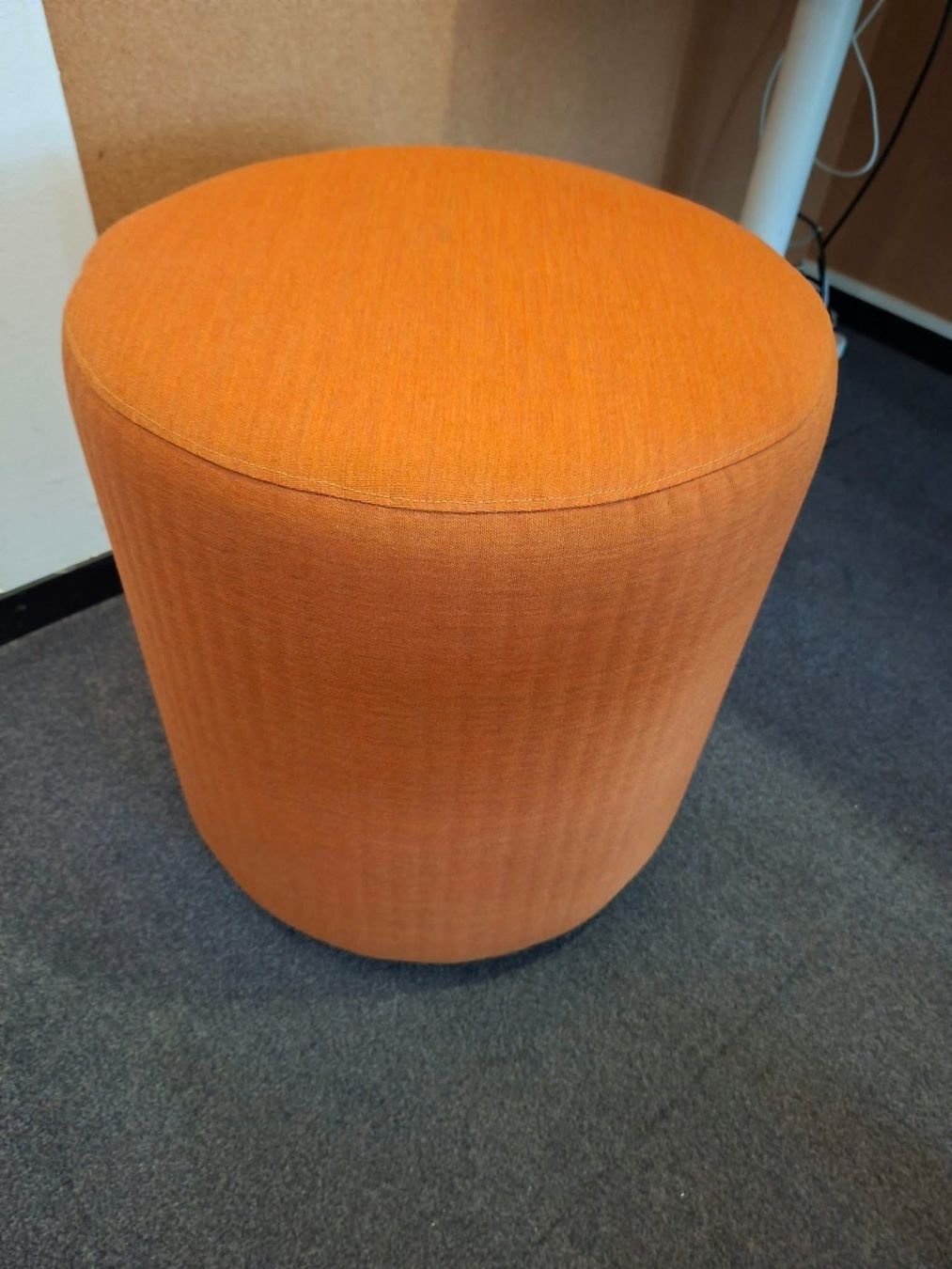 Altri accessori: BuzziSpace BuzziSpot Akustik-Pouf, Orange, Ø 47 cm – Usato da Affoltern am Albis venduto da Zapro 1
