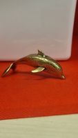 Goldener Delfin aus Metall - Dekoration für Sammler!