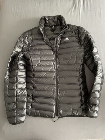 Sportliche, dünne Daunenjacke von Adidas