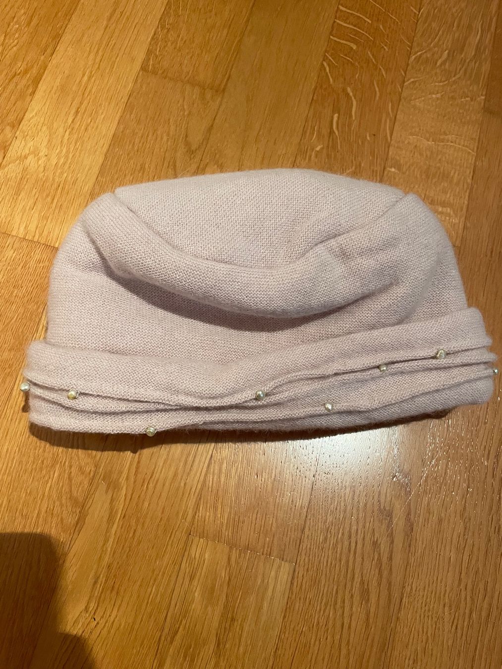 Copricapi, berretti & cappellini: Elegante Wintermütze mit Perlen, beige-rosa – Usato da Münchenstein venduto da nel_57mj 4