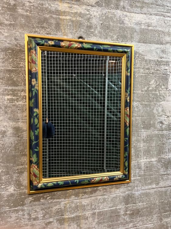 Belle jupe ancienne noire marine dans une variété de beaux styles