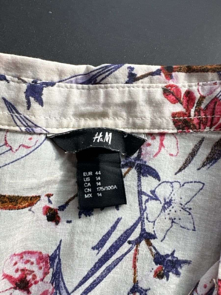 H&M Camicette: H&M Bluse mit Blumenmuster, Grösse 44 – Usato da Knonau venduto da ReMaaaan 1