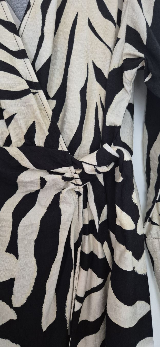 H&M Vestiti: Robe noir et beige, taille M, comme neuve – Nuovo (secondo la descrizione) da Le Locle venduto da Arya4 1
