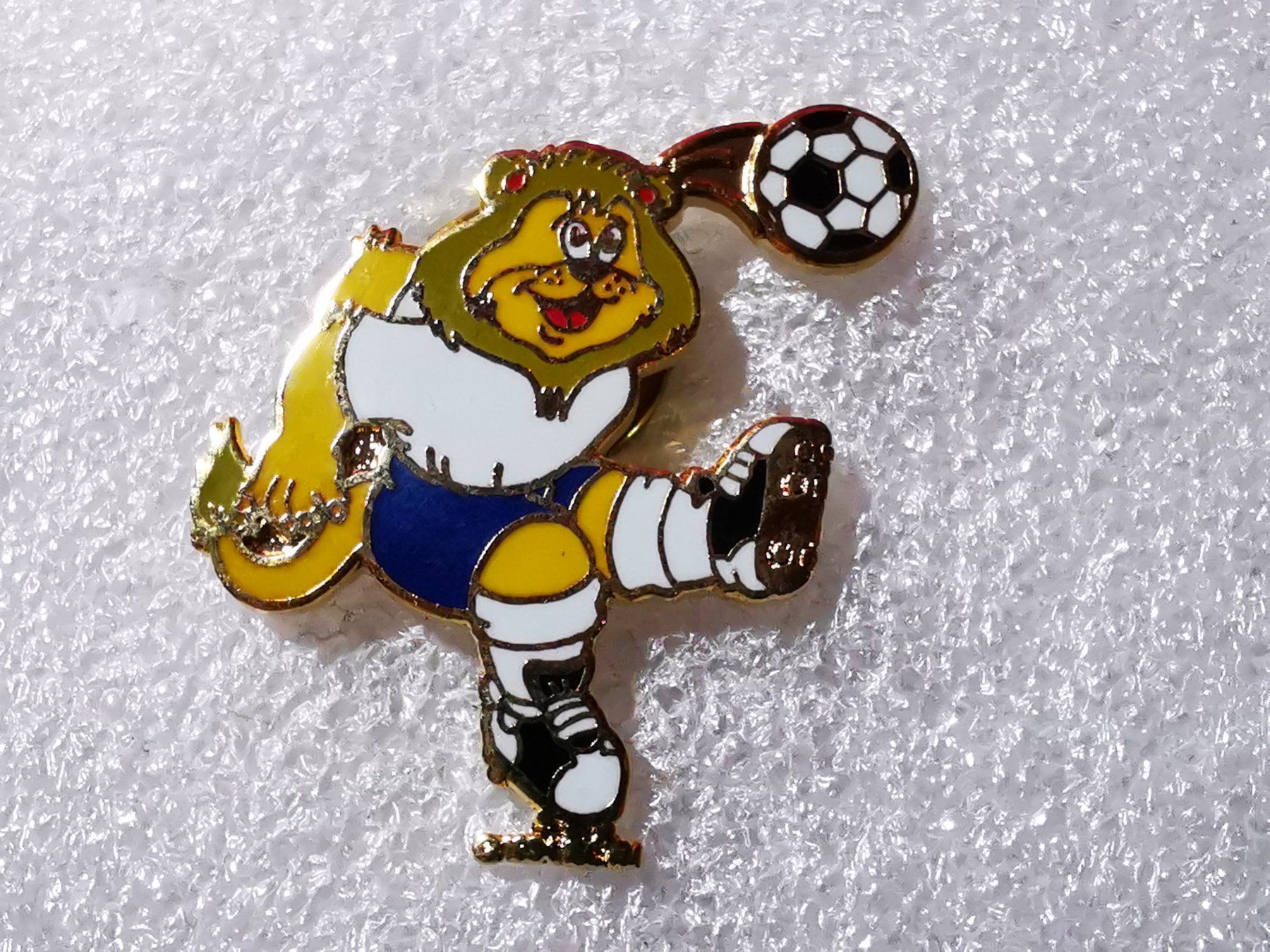 Placchette & Badge: Ansteckpin 33: Uefa Euro 1996 Maskottchen Goliath – Usato da Oppligen venduto da Pin-Fall-Shop