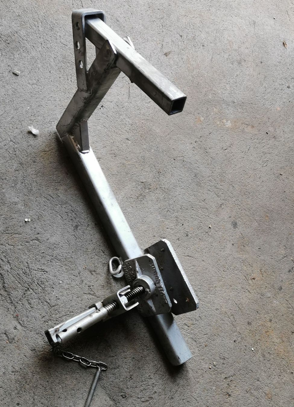 Ponteggi: SPARRENZANGE GERÜSTBAU-ELEMENT (STEILDACH) – Usato da Küssnacht am Rigi venduto da DB_Shop