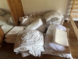 Duvet und Kopfkissen weiss in diversen Grössen 