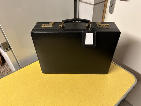 Schwarzer Leder Aktenkoffer mit Zahlenschloss,gut Erhalten!