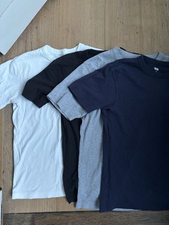 4 Uniqlo Tshirt XS-S Dunkelblau, Schwarz, Grau & Weiss