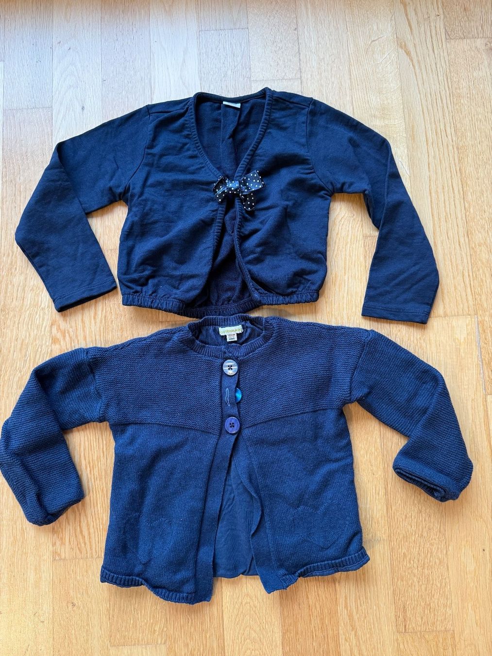 Maglioni & Felpe: Kleiderpaket Mädels #1, Grösse 104 - Pullover (x2) – Usato da Baden venduto da polveres