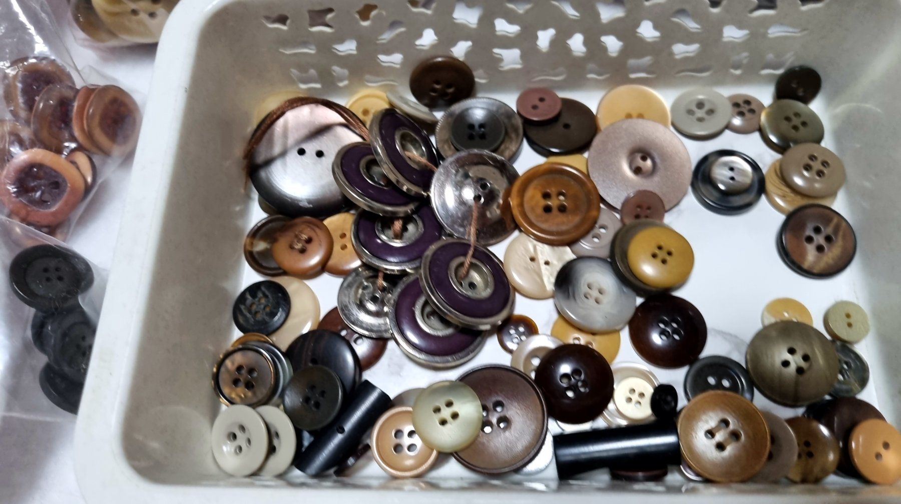 Bottoni: Lot Knöpfe braun / beige gemischt – Usato da Effretikon venduto da lenalisa63 1