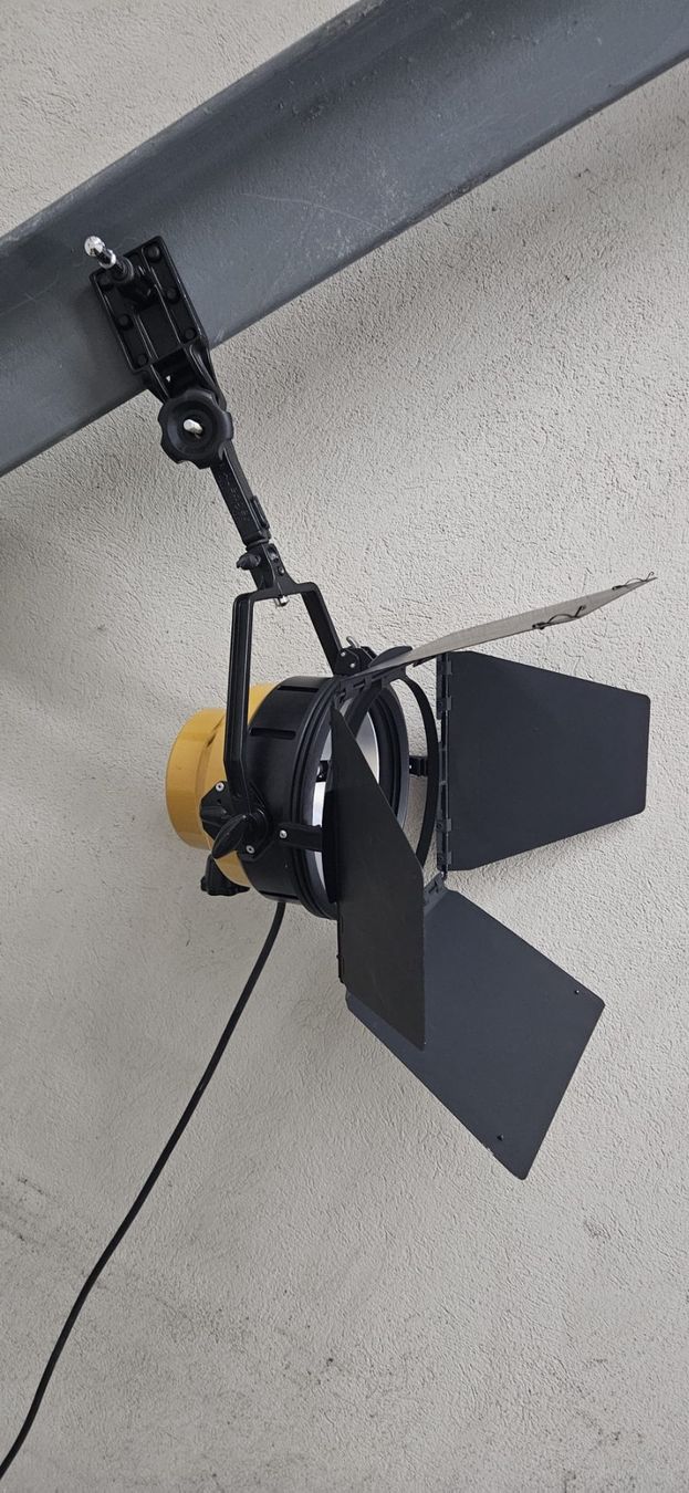 Lampade: 2X Projecteur IaneBeam 2000 watts – Usato da Payerne venduto da RyserGroupeSA 1